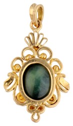 18K Geelgouden vintage hanger met sierlijke details bezet met ca. 6.10 ct. natuurlijke groene saffier.