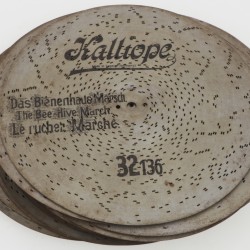 Een Kalliope platenspeeldoos met daarbij enkele speelplaten. Circa 1900.