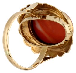 14K Geelgouden ring met bloedkoraal.