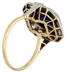 14K Bicolour gouden entourage ring bezet met synthetische saffier en diamant.