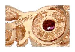 14K Roségouden ring met bloemenpatroon bezet met ca. 0.30 ct. natuurlijk robijn.