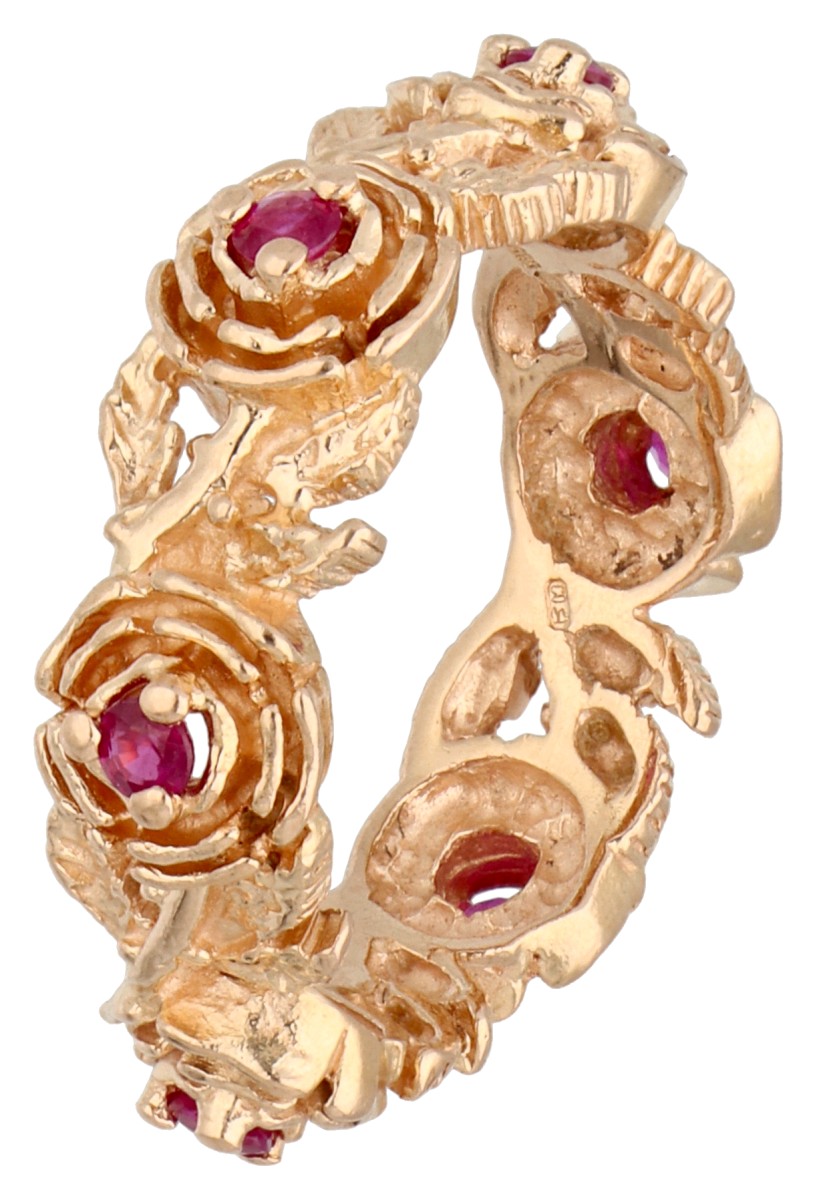 14K Roségouden ring met bloemenpatroon bezet met ca. 0.30 ct. natuurlijk robijn.