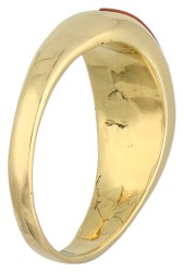 18K Geelgouden ring bezet met diamant en bloedkoraal. 