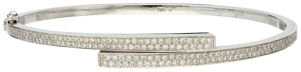 14K Witgouden bangle armband bezet met ca. 0.79 ct. diamant.