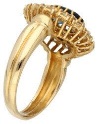 18K Geelgouden entourage ring bezet met ca. 1.16 ct. natuurlijke saffier en ca. 0.70 ct. diamant.