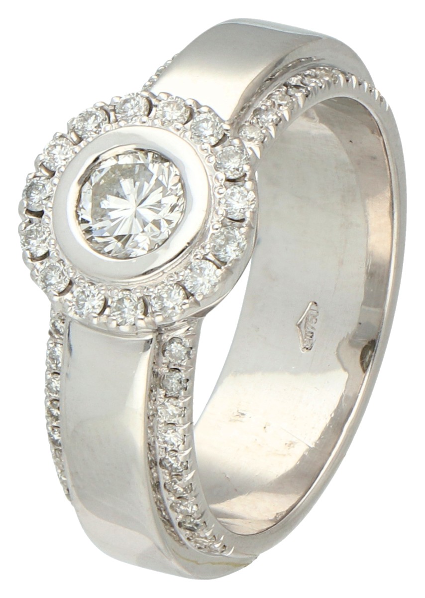 18K Witgouden entourage ring bezet met ca. 0.70 ct. diamant.