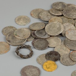 Weeldse Muntschat van 61 munten. Bevattend vele zilveren munten en 2 gouden halve realen. Brabant. Philips de Schone, Karel V & Filips II. 1497 - 1577 (Begraven rond 1580). Gemiddeld Zeer Fraai.