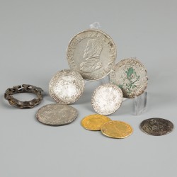 Weeldse Muntschat van 61 munten. Bevattend vele zilveren munten en 2 gouden halve realen. Brabant. Philips de Schone, Karel V & Filips II. 1497 - 1577 (Begraven rond 1580). Gemiddeld Zeer Fraai.