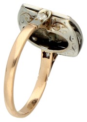 14K Geelgouden / platina Art Deco ring bezet met oud geslepen diamant en onyx plaquette.