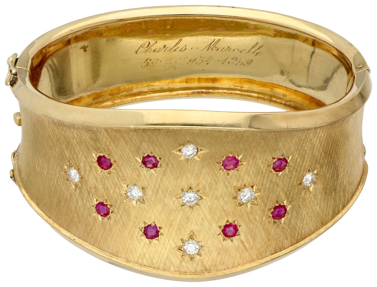 14K Geelgouden bangle armband bezet met ca. 0.60 ct. diamant en robijn.