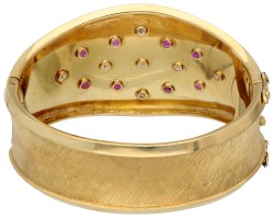 14K Geelgouden bangle armband bezet met ca. 0.60 ct. diamant en robijn.