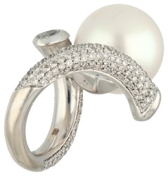 18K Witgouden design ring bezet met Zuidzee parel en ca. 2.37 ct. diamant.