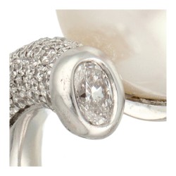 18K Witgouden design ring bezet met Zuidzee parel en ca. 2.37 ct. diamant.