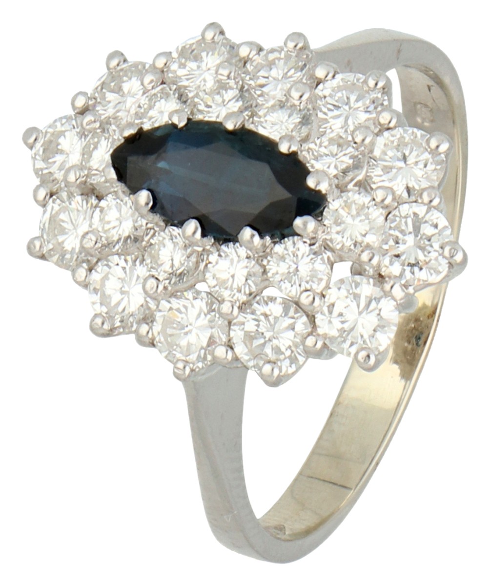 18K Witgouden entourage ring bezet met ca. 1.58 ct. diamant en natuurlijke saffier.