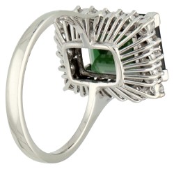 No reserve - 18K Witgouden entourage ring bezet met ca. 3.76 ct. groene toermalijn en ca. 0.40 ct. diamant.