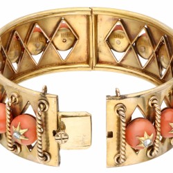 Geelgouden antieke open gewerkte bangle armband, met 16 roos geslepen diamanten gezet op bloedkoraal - 14 kt.