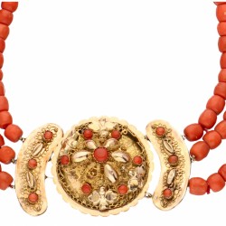 Drierijig antiek bloedkoralen collier met een geelgouden / rosegouden sluiting - 14 kt.