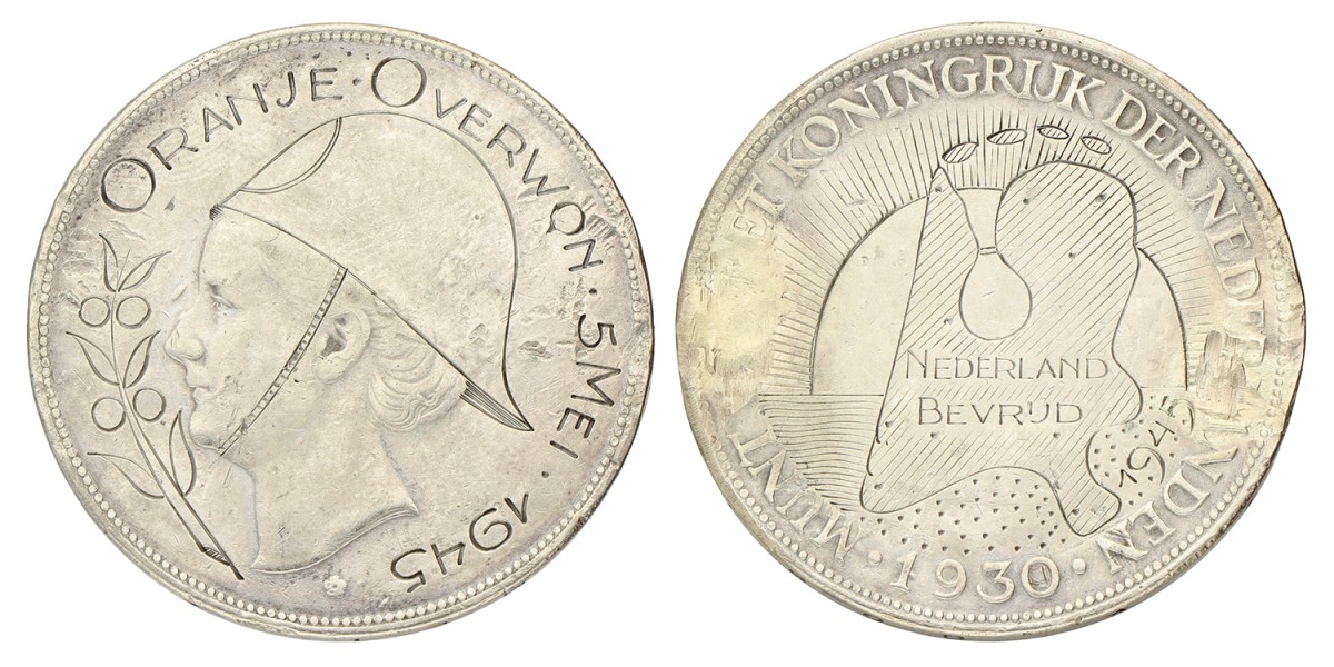 2½ Gulden - Gegraveerd met 'ORANJE OVERWON 5 mei 1945', az. kaart van Nederland voor een opgaande zon. Wilhelmina in London. 1930. Zeer Fraai.