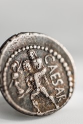 Roman Republic. Julius Caesar. Denarius. N.D. (49 - 44 BC).