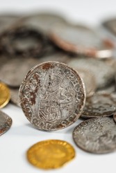 Weeldse Muntschat van 61 munten. Bevattend vele zilveren munten en 2 gouden halve realen. Brabant. Philips de Schone, Karel V & Filips II. 1497 - 1577 (Begraven rond 1580). Gemiddeld Zeer Fraai.