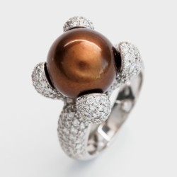 18K Witgouden entourage ring bezet chocolate Tahiti parel met ca. 2.5 ct. diamant.