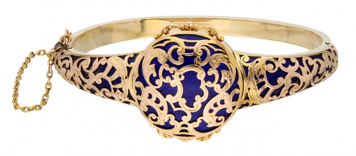 Geelgouden bangle armband met medaillon, met floraal decor en koningsblauwe emaille - BWG 10 kt.