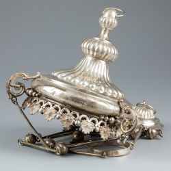Godslamp, Frankrijk ca. 1870, zilver (geschenk van Barones de Woot aan familie de Gourcy).