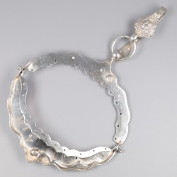Tasbeugel met rokhaak (1788 / 1817) zilver.