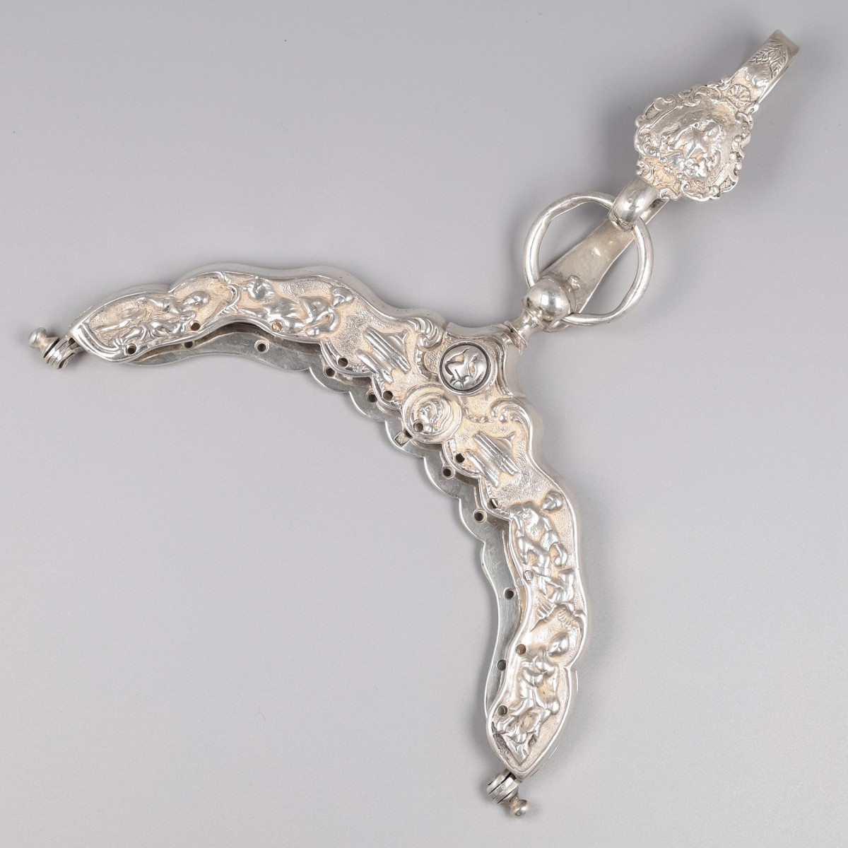 Tasbeugel met rokhaak (1788 / 1817) zilver.