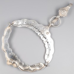 Tasbeugel met rokhaak (1788 / 1817) zilver.