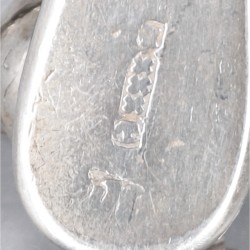 Tasbeugel met rokhaak (1788 / 1817) zilver.