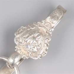 Tasbeugel met rokhaak (1788 / 1817) zilver.