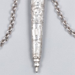Naaldenkoker aan ketting, zilver.