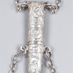 Naaldenkoker aan ketting, zilver.