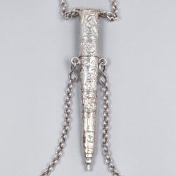 Naaldenkoker aan ketting, zilver.