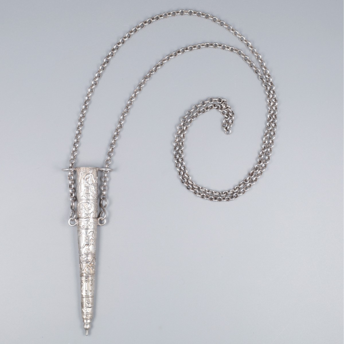Naaldenkoker aan ketting, zilver.