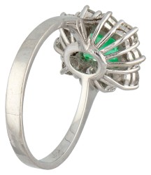 18K Witgouden entourage ring bezet met smaragd en ca. 0.70 ct. diamant.