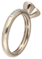 Hulchi Belluni 18K witgouden ring met hartvormig middenstuk bezet met diamant.