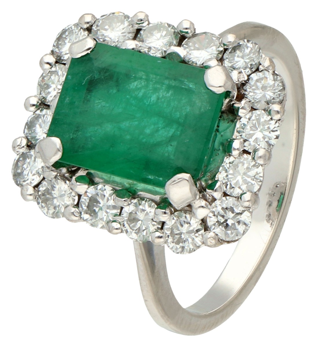 Franse 18K witgouden vintage entourage ring bezet met ca. 2.08 ct. natuurlijke smaragd en ca. 0.80 ct. diamant.