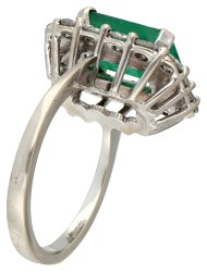 Franse 18K witgouden vintage entourage ring bezet met ca. 2.08 ct. natuurlijke smaragd en ca. 0.80 ct. diamant.
