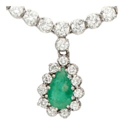 18K Witgouden collier bezet met ca. 3.85 ct. diamant en smaragd.