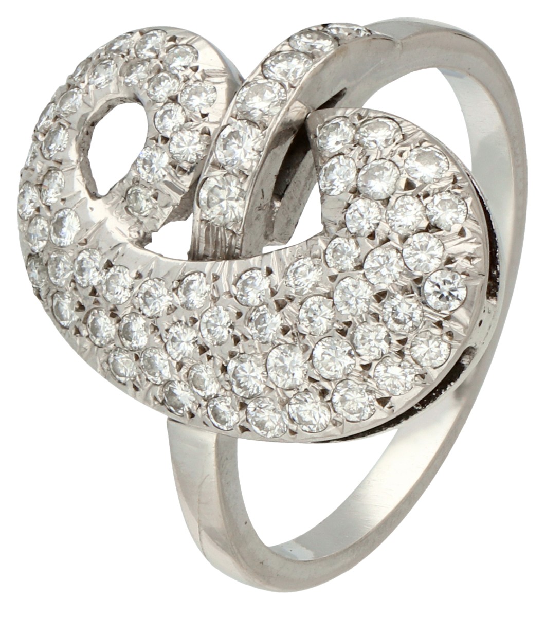 14K Witgouden ring met middenstuk in de voorstelling van de letter 'e' bezet met ca. 1.03 ct. diamant.