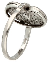 14K Witgouden ring met middenstuk in de voorstelling van de letter 'e' bezet met ca. 1.03 ct. diamant.
