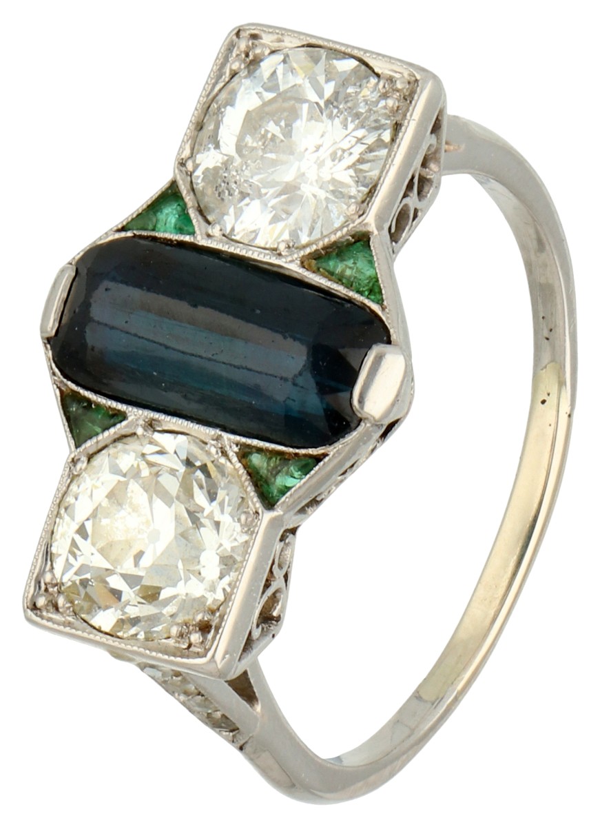 Platina Art Deco ring met opengewerkt middenstuk bezet met ca. 1.86 ct. diamant, natuurlijke saffier en smaragd.