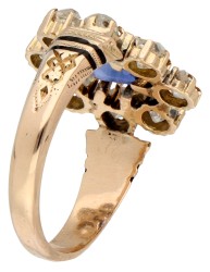 10K BWG roségouden antieke entourage ring met details van zwarte emaille en bezet met diamant en synthetische saffier.