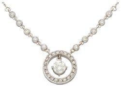 18K Witgouden collier met centrale diamant van ca. 0.65 ct. 