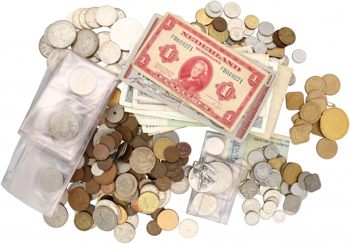 World. Lot Circulation coins and banknotes.