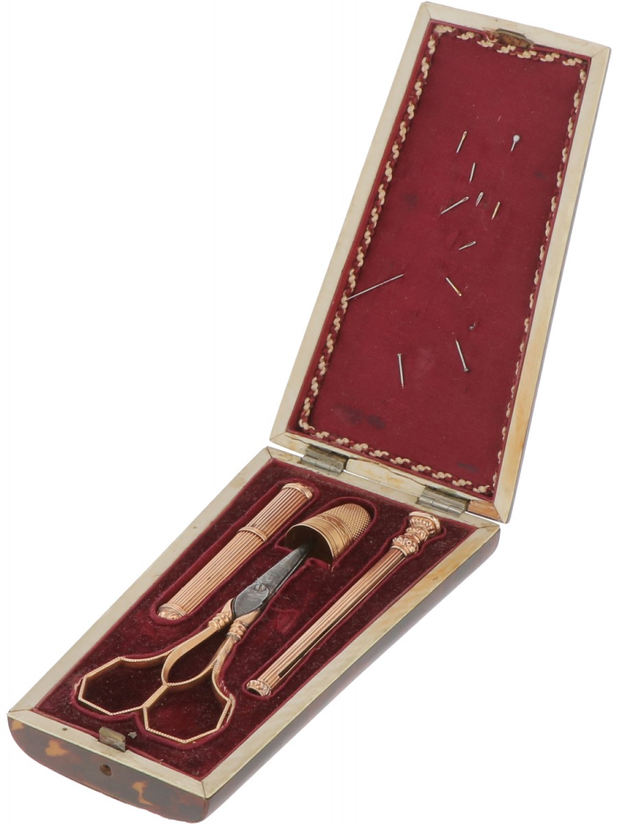 Naai necessaire in schildpad etui goud.