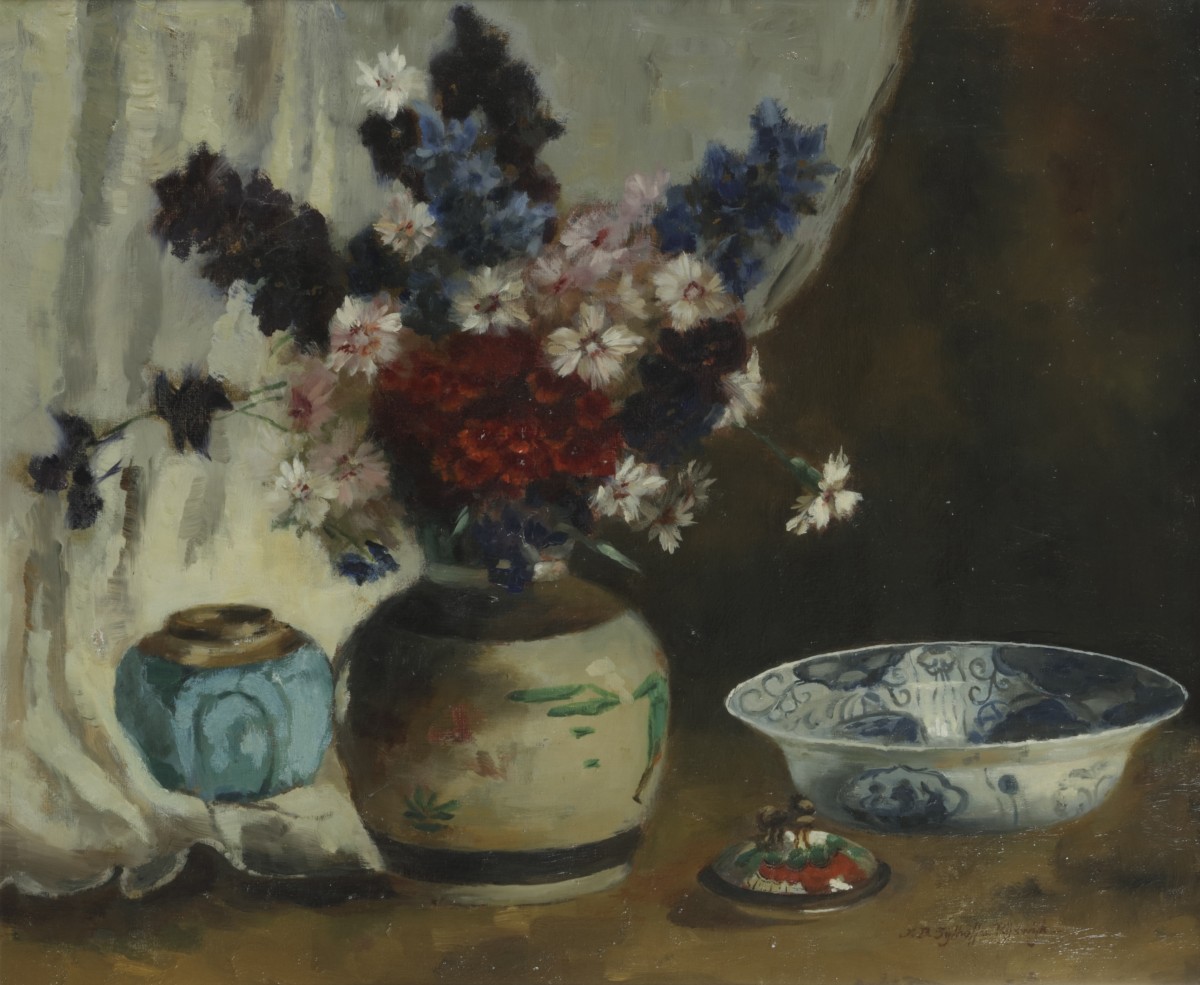 Johanna Bastiana Sijthoff-van Rijswijk (Den Haag 1873 - 1956 Laren), Een stilleven met een boeket bloemen in een gemberpot, daarbij Chinees porselein.