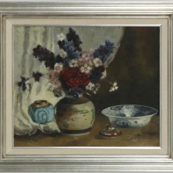 Johanna Bastiana Sijthoff-van Rijswijk (Den Haag 1873 - 1956 Laren), Een stilleven met een boeket bloemen in een gemberpot, daarbij Chinees porselein.
